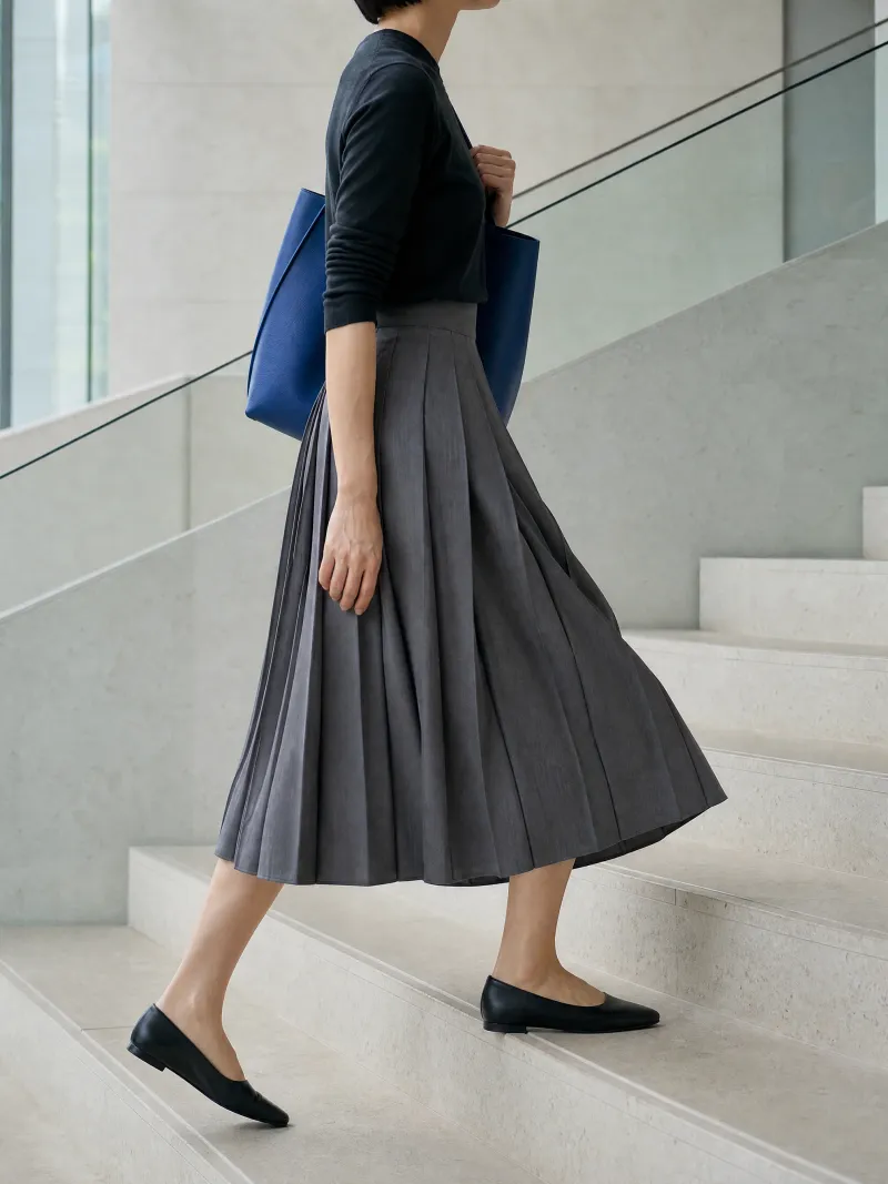 Pleated midi skirt on the stairs
